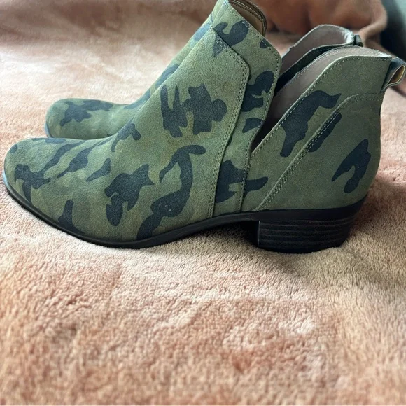 Lucky Brand Camo Suede Ankle Booties Western Low Heel Boots - Picture 2 of 10